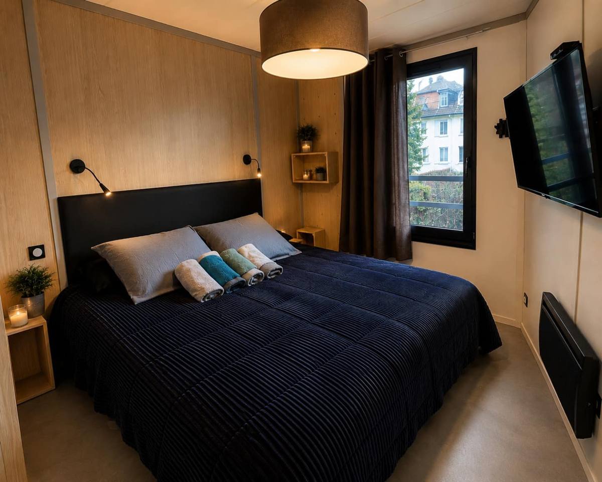 Chambre du chalet, lit fait